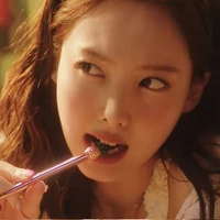 nayeon(vk của Jeongyeon cj họ momo)