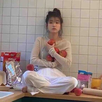 IU (chị cô)