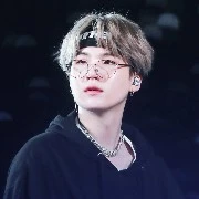 Min Yoongi ( baba của y)