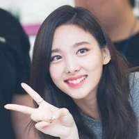 Nayeon(chị Jisoo )