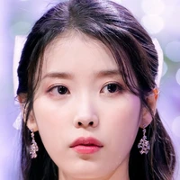 Lee Ji-Eun ( là chị ruột của Lisa)