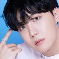 J-Hope (Anh họ cô)