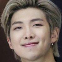 Kim NamJoon Ba Lisa và IU