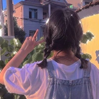 Bạn học B