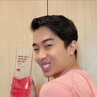 Cris ( bạn thân T )