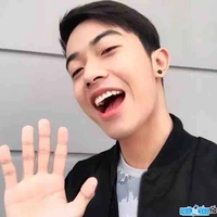 Cris ( anh 3 của cô, bạn của Jack )