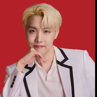 La J hope ( ba của cô,IU,Kai)
