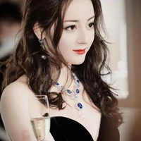 Địch Lệ Nhiệt Ba (chị anh)