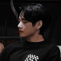 Kim Taehyung ( Tại Hưởng )