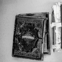 Quyển Tiểu Thuyết pha lê bí ẩn