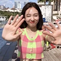 NAYEON(chị nuôi của SOO và JEN)
