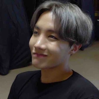 Hoseok với nụ cừ thân thiện•tác giả•