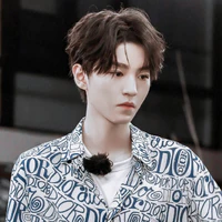 Vương Tuấn Khải(anh hai cậu&cô)