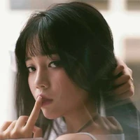 Linh Ngọc Đàm( bạn cô)