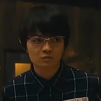 Anh đeo kính