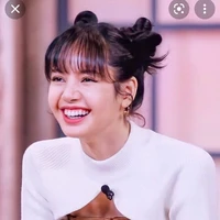 Lisa- chị các anh