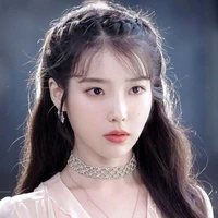 IU(Chị của Taehyung)