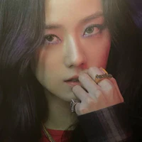 Kim Jisoo/cô/