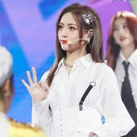 Tạ Khả Dần ( chị họ các cậu )