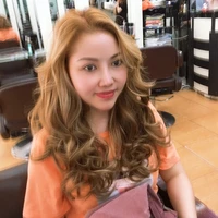 Cô Út (chủ tiệm tóc, cô ruột của Dao)