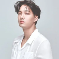 Kai ( anh 2 cô)