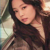 Jennie Kim(chị Lisa)
