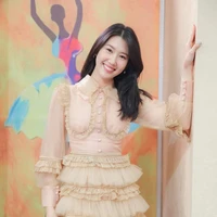 Thúy Ngân ( em gái Huy )