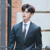 Nhậm Gia Luân(anh trai họ của Cúc)