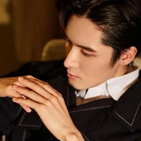 Lưu Hải Khoan( anh họ NB)