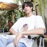 Frank(con giữa TayNew)