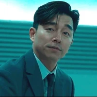 Gong Yoo - Anh zai đập giấy:))