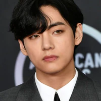 Kim Taehyung (Tae) - 27 tuổi