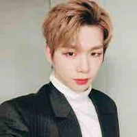 Kang Daniel(Bố của Elizabeth)