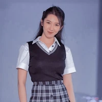 Thúy Ngân ( em gái Huy )
