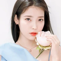 Lee Ji Eun (chị họ cô, IU )