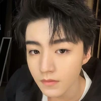 Vương Tuấn Khải (anh họ cậu)