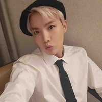 Jung Hoseok ( trợ lý của anh ) 