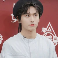 Trần Vĩ  ( chủ tịch công ty, nam chính)