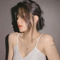 Nguyễn Linh Tuyết ( mẹ cậu và anh)
