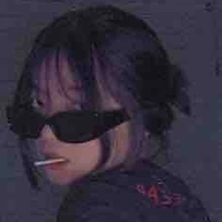 Tác giả ngồi bên bờ biển 