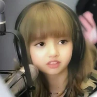 Lalisa Manoban:bị teo nhỏ.