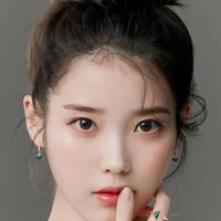 IU"chị họ cô"