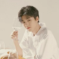 Vương Tuấn Khải(em họ DT)