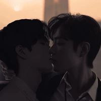 Tác giả nằm dưới giường Chiến Bo