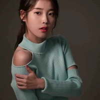 Lee Ji-Eun ( chị gái kế nàng )