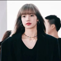 Lalisa manoban ( cô)