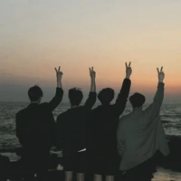 Các anh/ em trai cô