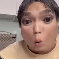👁️👄👁️💅🏽