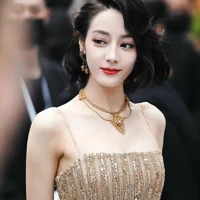 Địch Lệ Nhiệt Ba (chị của các anh)