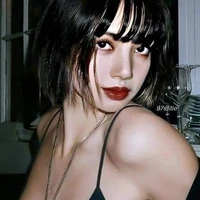 Lalisa Manoban( Em họ của Jung Hoseok)